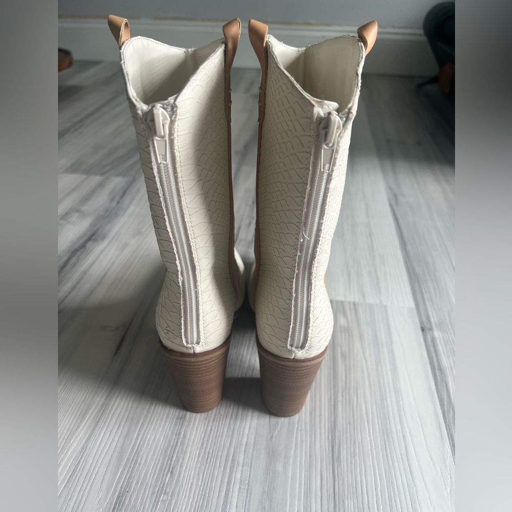 Mia NWOB from Buckle Brand size 7 Ivory western snake skin boots - Picture 3 of 7